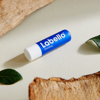 Labello Original Lippenpflegestift Doppelpack, hochwirksame Lippenpflege mit Sheabutter, Vitaminen und natürlichen Ölen, Lippenbalsam für mehr als 24h Feuchtigkeit (2x 4,8 g)