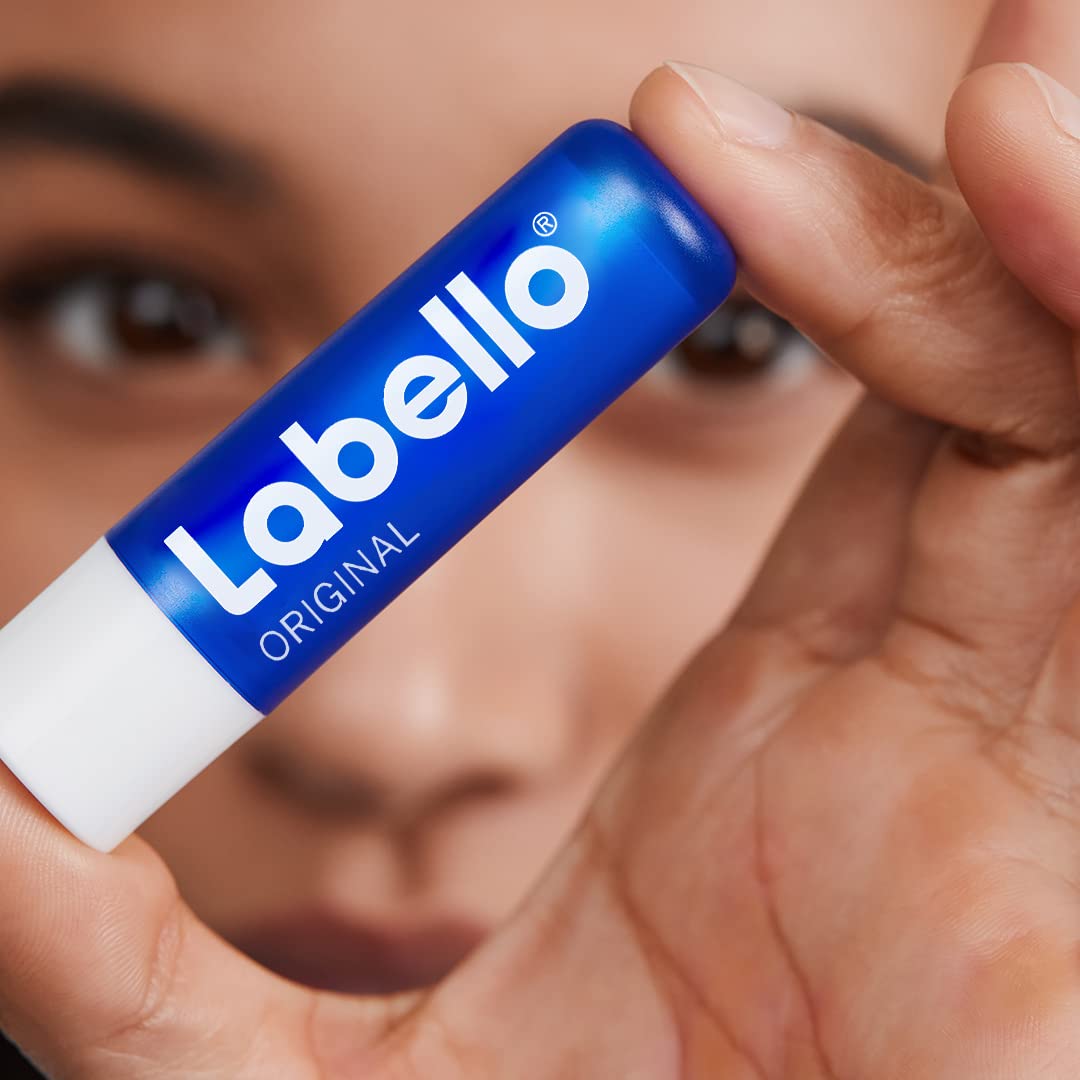 Labello Original Lippenpflegestift Doppelpack, hochwirksame Lippenpflege mit Sheabutter, Vitaminen und natürlichen Ölen, Lippenbalsam für mehr als 24h Feuchtigkeit (2x 4,8 g)